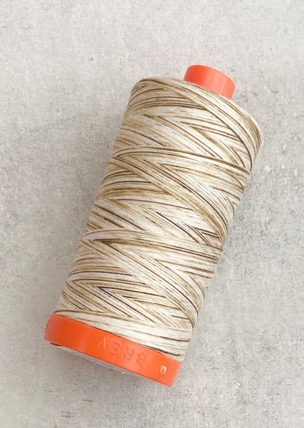 NIŤ AURIFIL | 50 WT | BÉŽOVÁ MELÍROVANÁ 4666 MQ